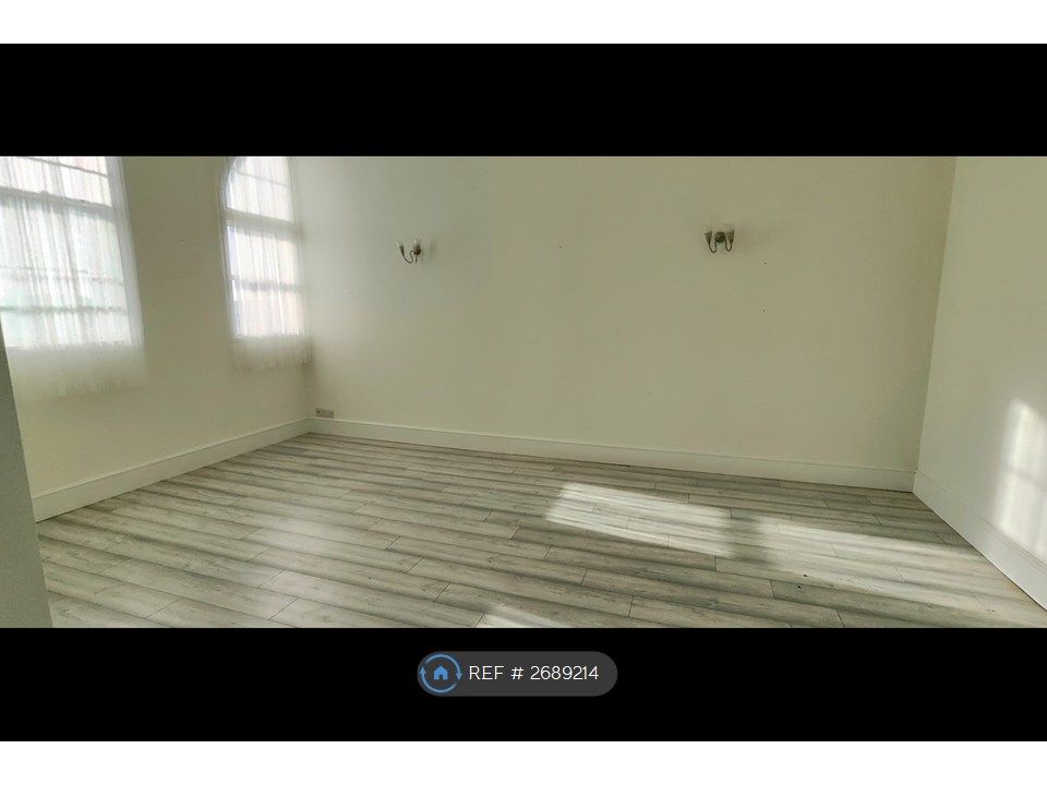 Property photo 2 of 7 Living Room