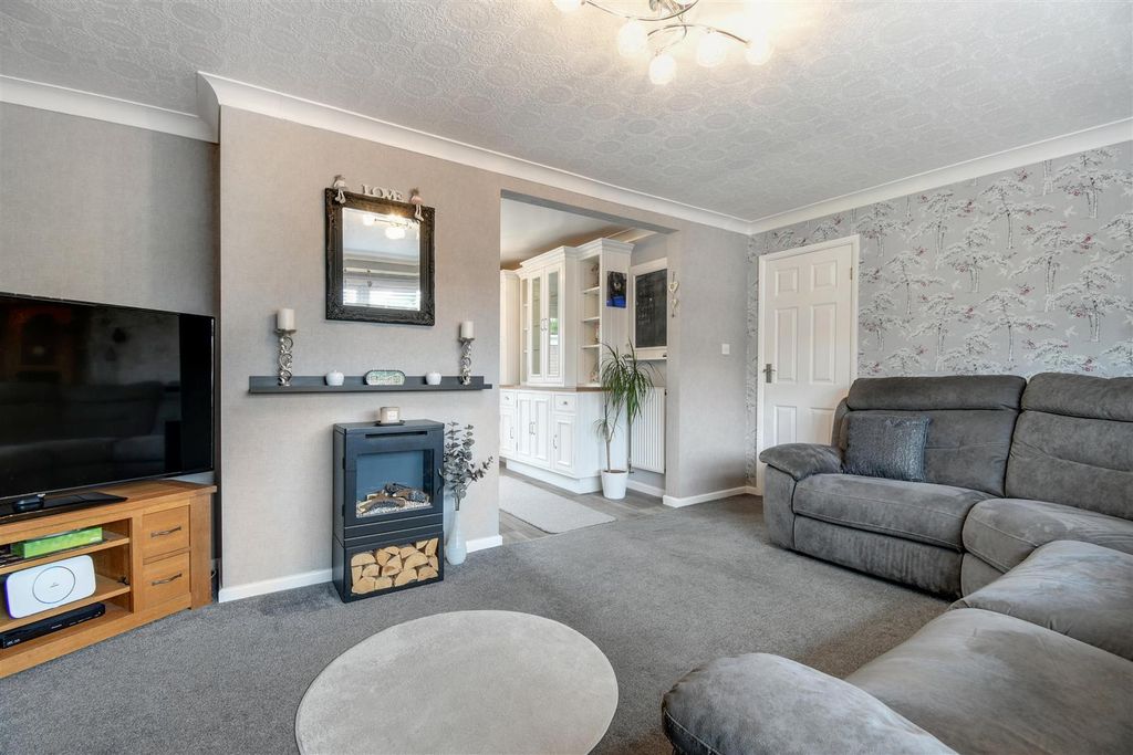 Property photo 2 of 17 Lounge