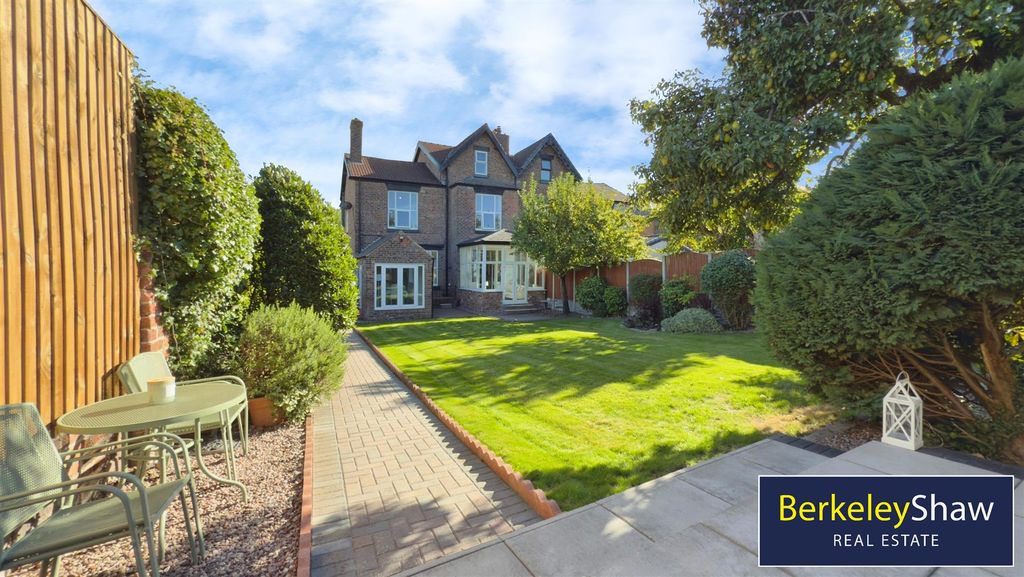 Property photo 2 of 39