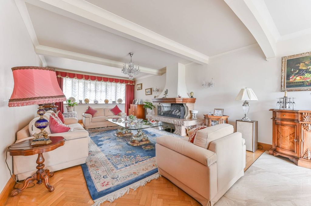 Property photo 3 of 37