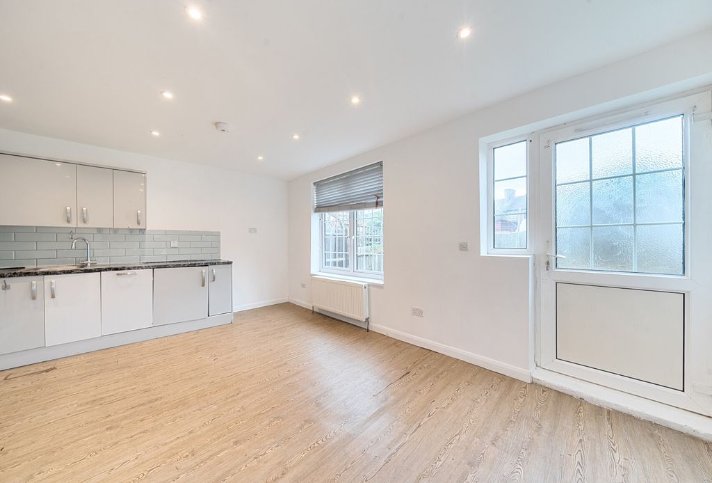 Property photo 3 of 20 1382908-19-691c55...