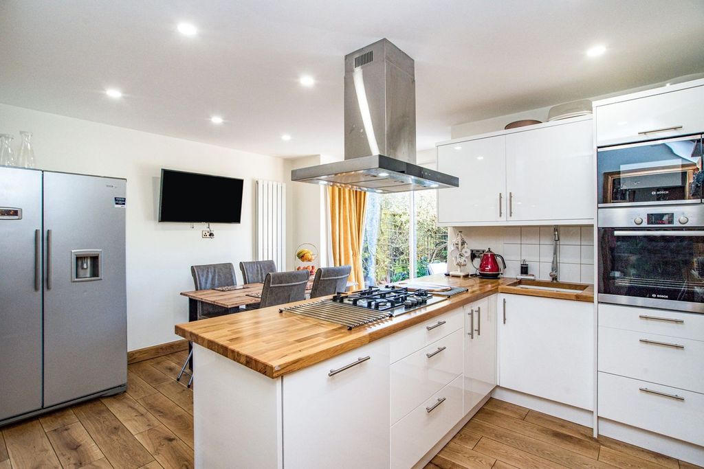 Property photo 3 of 14 Kitchen/Dining Room