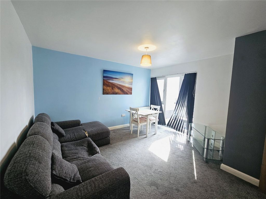 Property photo 3 of 7 Lounge