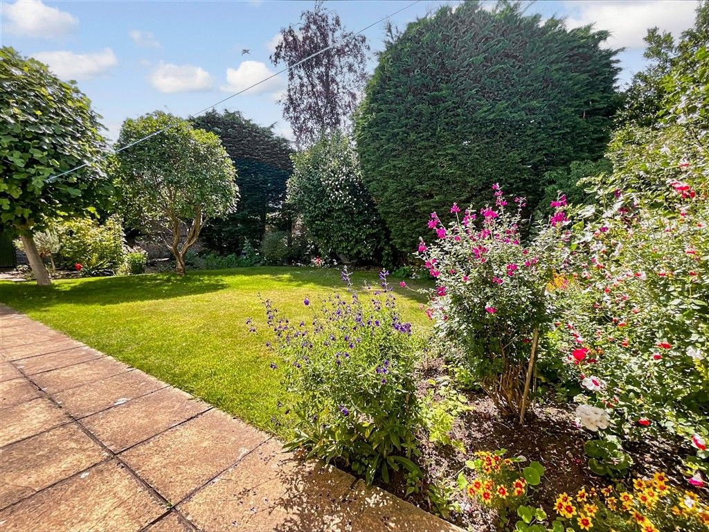 Property photo 2 of 24 Garden 7**