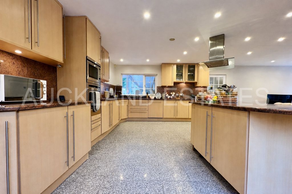 Additional image 15 of 5 bed detached house for saleFoxes Lane, Brookmans Park AL9