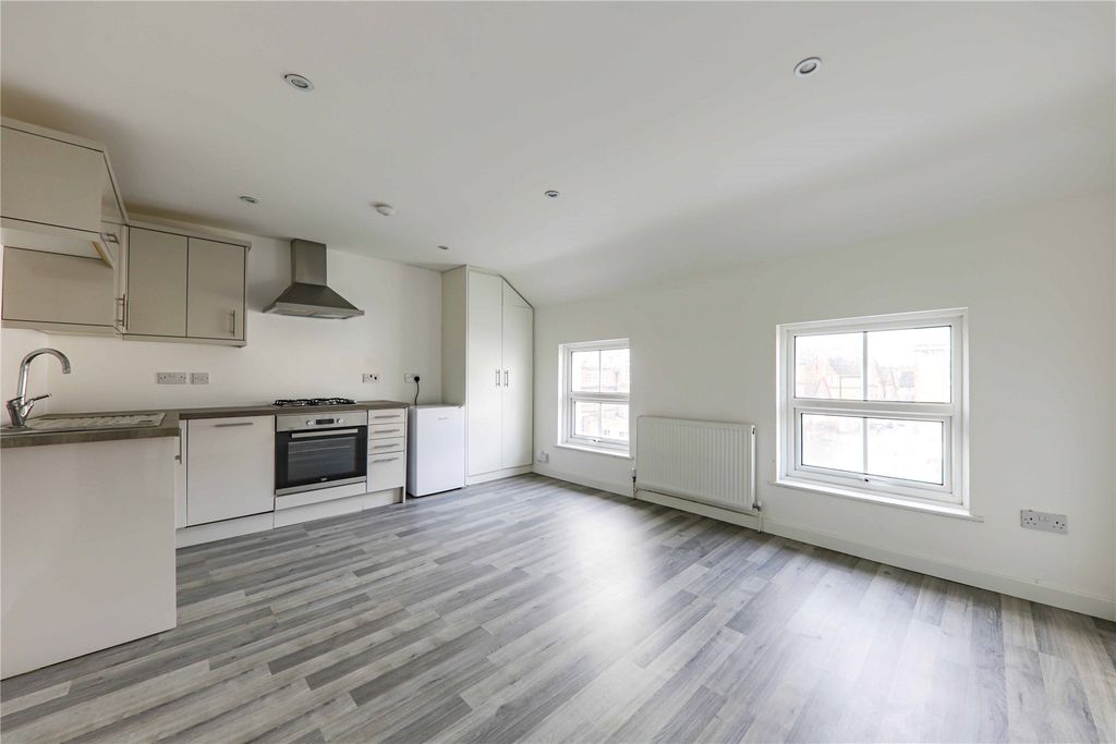 Property photo 2 of 6 Living/Kitchen