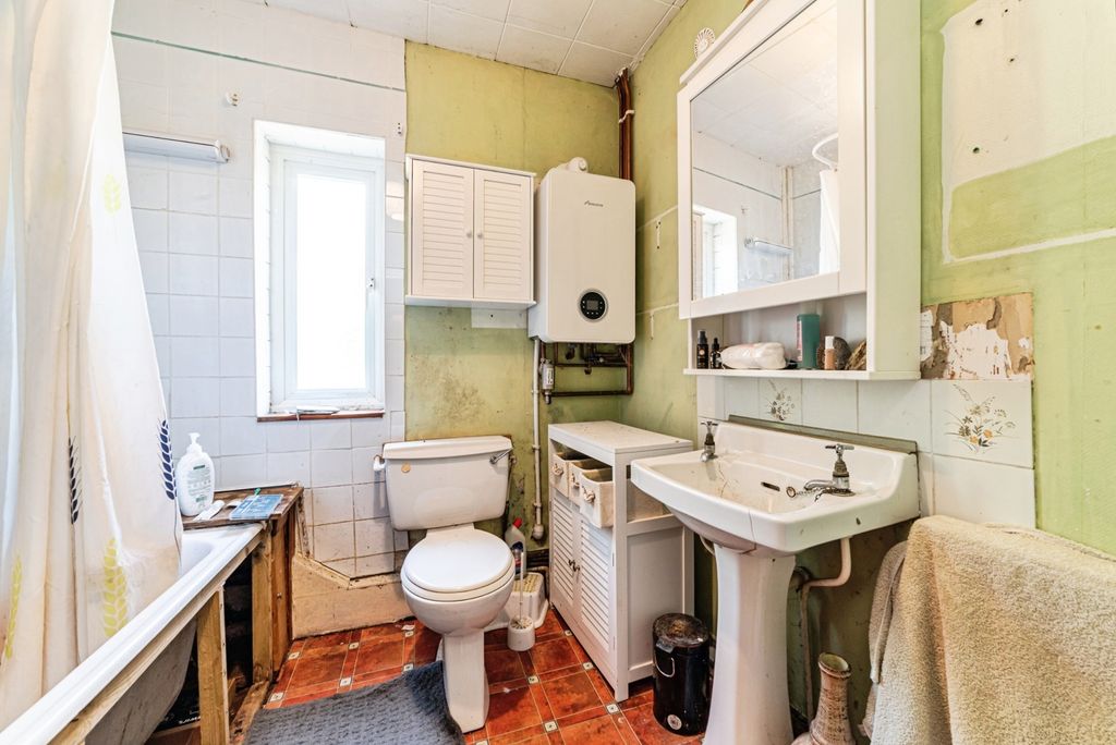 Property photo 3 of 23 Bathroom