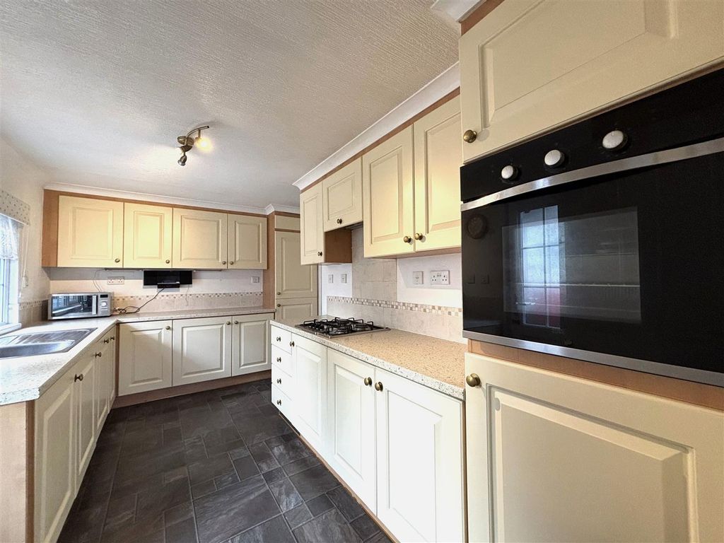 Property photo 3 of 17 Kitchen