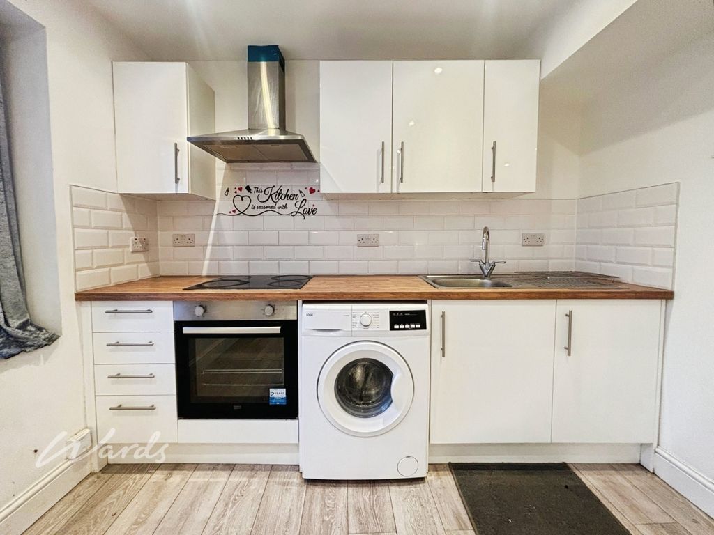 Property photo 3 of 6 Kitchen