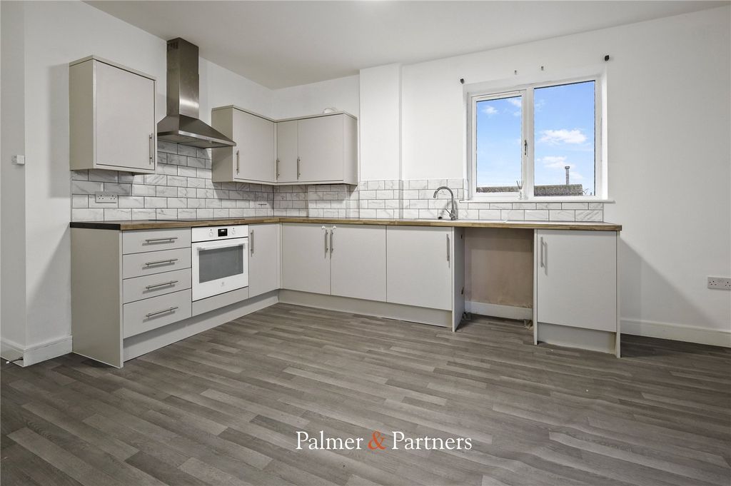 Property photo 3 of 7 Kitchen