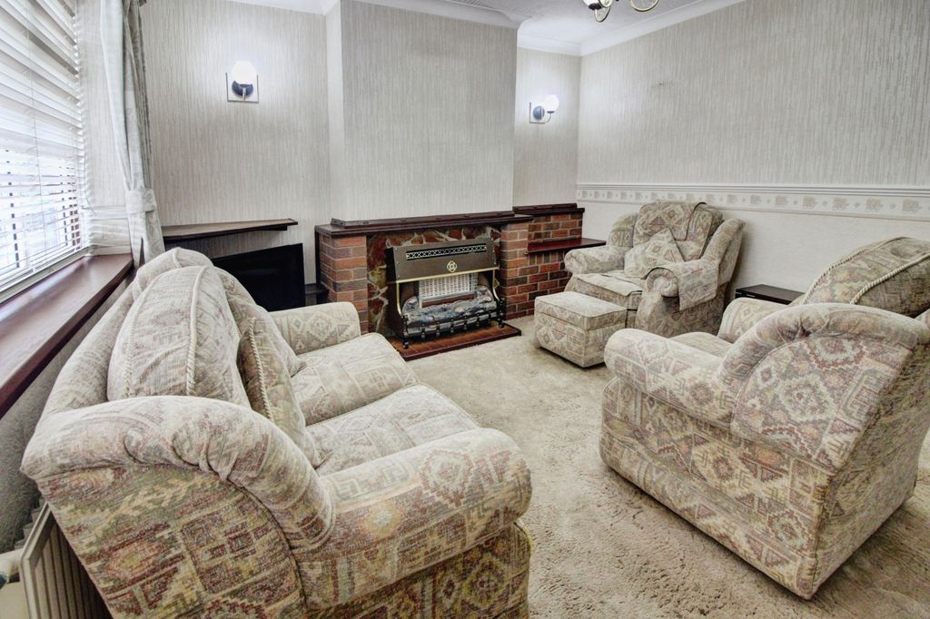 Property photo 3 of 16 Lounge