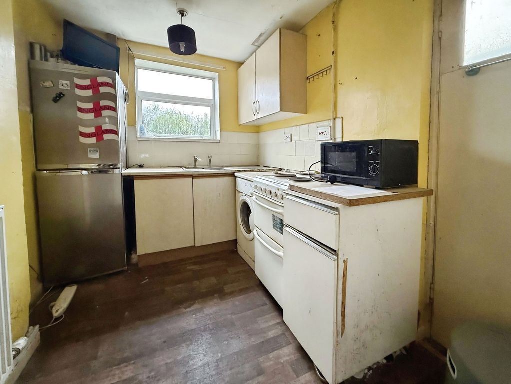 Property photo 3 of 8 Kitchen