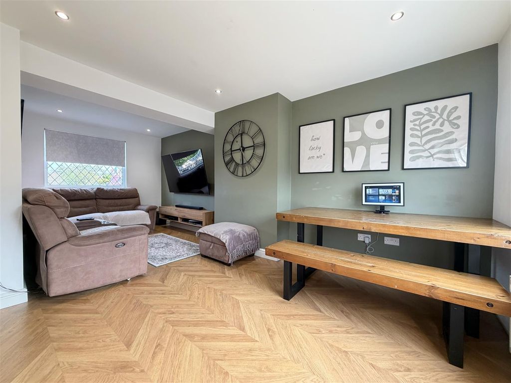 Property photo 2 of 17 Lounge