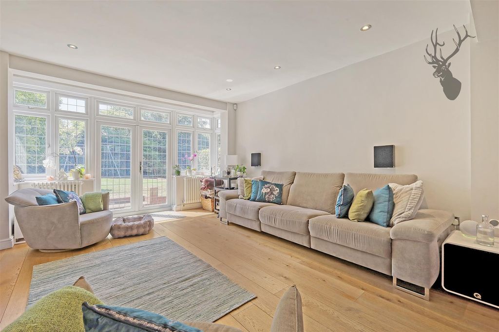 Property photo 2 of 31
