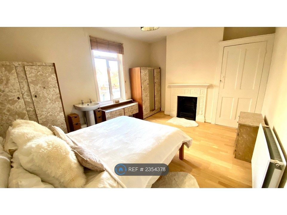 Property photo 3 of 11 Bedroom 2