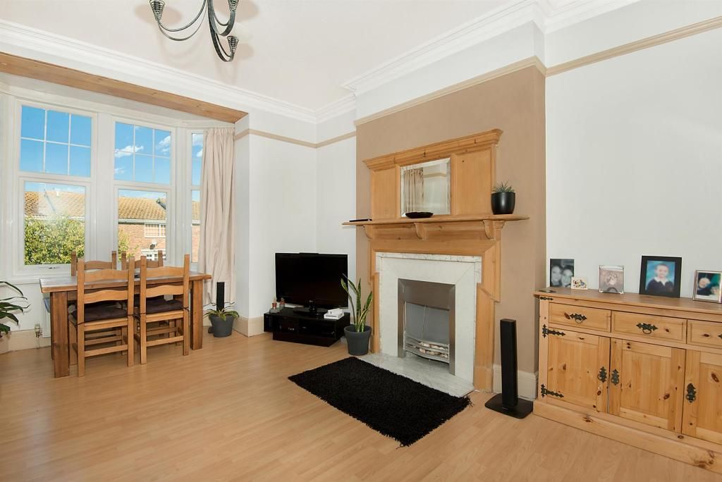 Property photo 1 of 8 Lounge