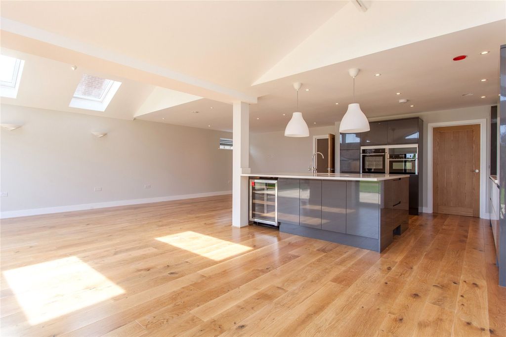 Property photo 3 of 17 Kitchen