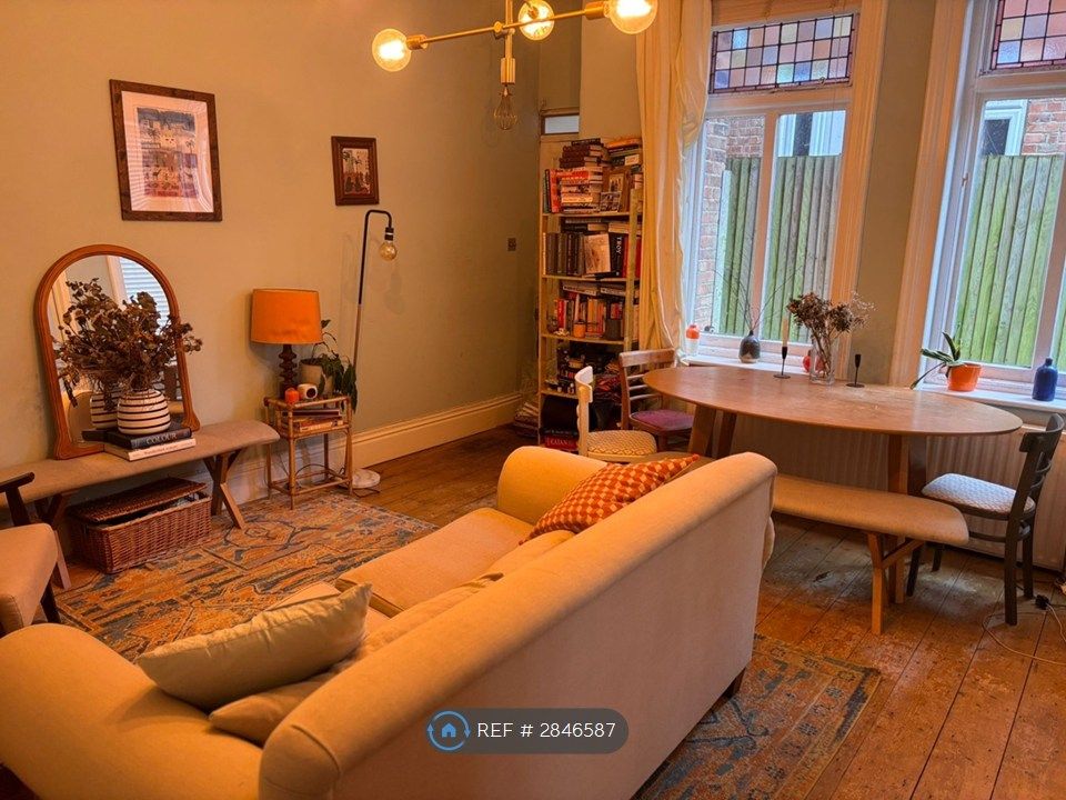 Property photo 3 of 10 Living Room