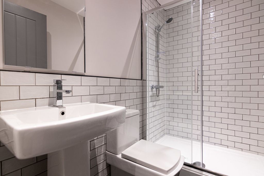 Property photo 2 of 8 83Tr Bathroom