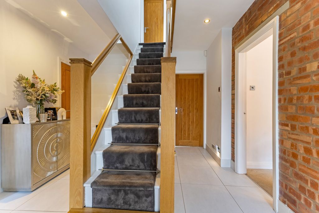 Property photo 2 of 19 Hallway