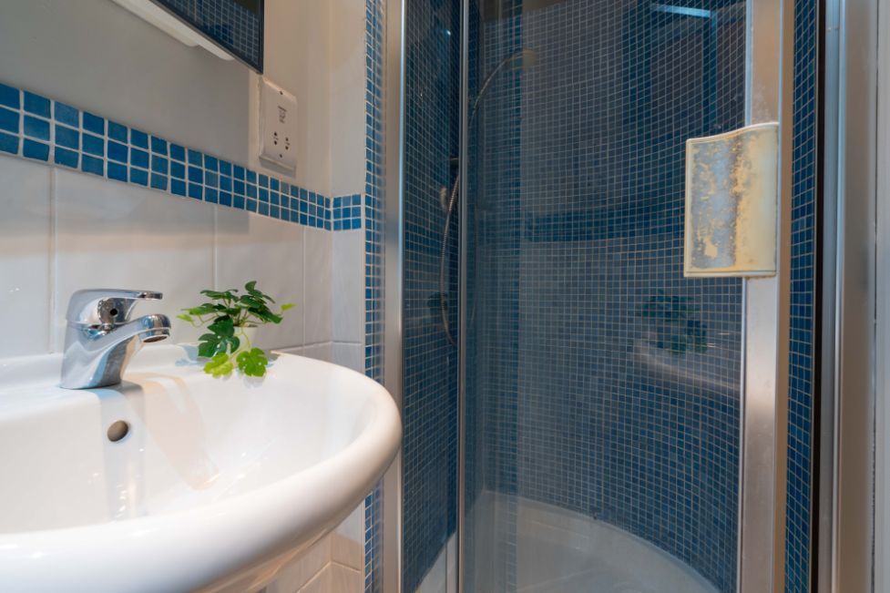 Property photo 3 of 4 20Kgf1 - Bathroom