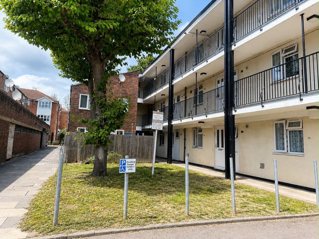 Property photo 1 of 10 1 Bed Flat For Sale Stable Close, Northolt Ub5