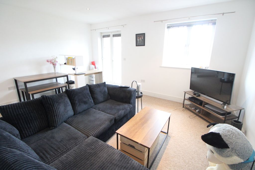 Property photo 3 of 13 Lounge 3