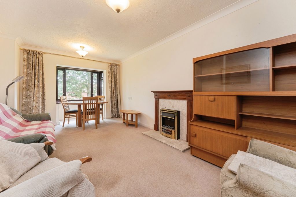 Property photo 1 of 18 Living Room