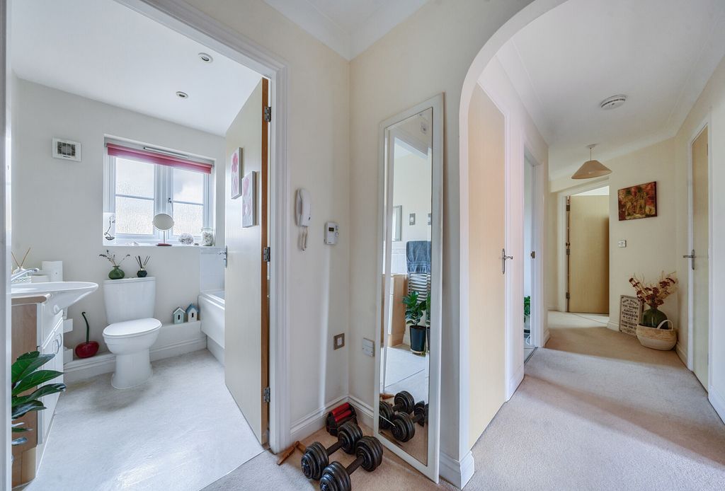 Property photo 2 of 13 1353828-10-68d2Bb...