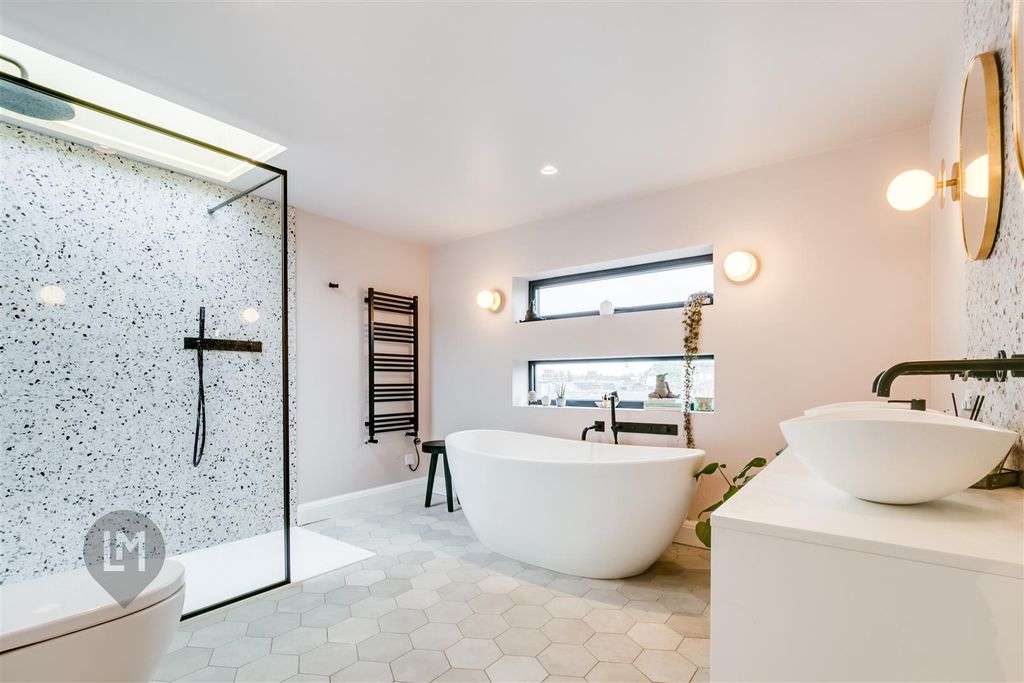 Property photo 1 of 14 Bathroom