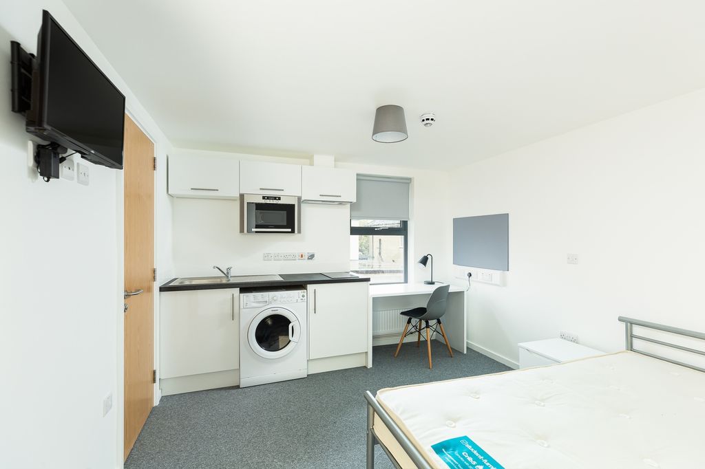 Property photo 2 of 5 A Bright And Spacious Double Bedroom Featuring Mod...