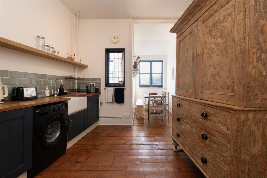 Property photo 3 of 24 Kitchen