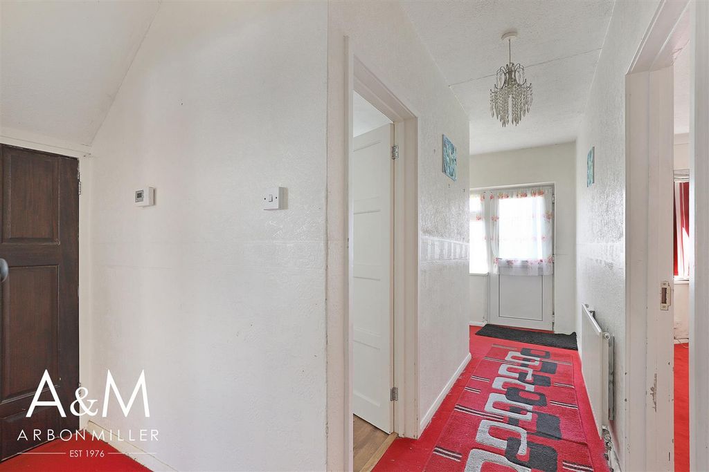 Property photo 3 of 20 Entrance Hall