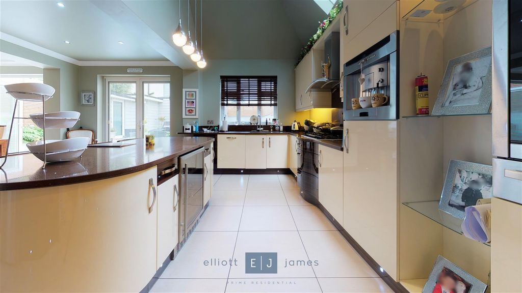 Property photo 3 of 25