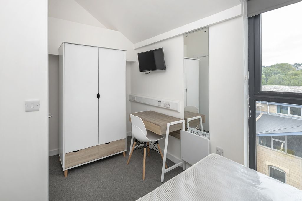 Property photo 2 of 5 A Bright And Modern Double Bedroom Featuring A Sty...