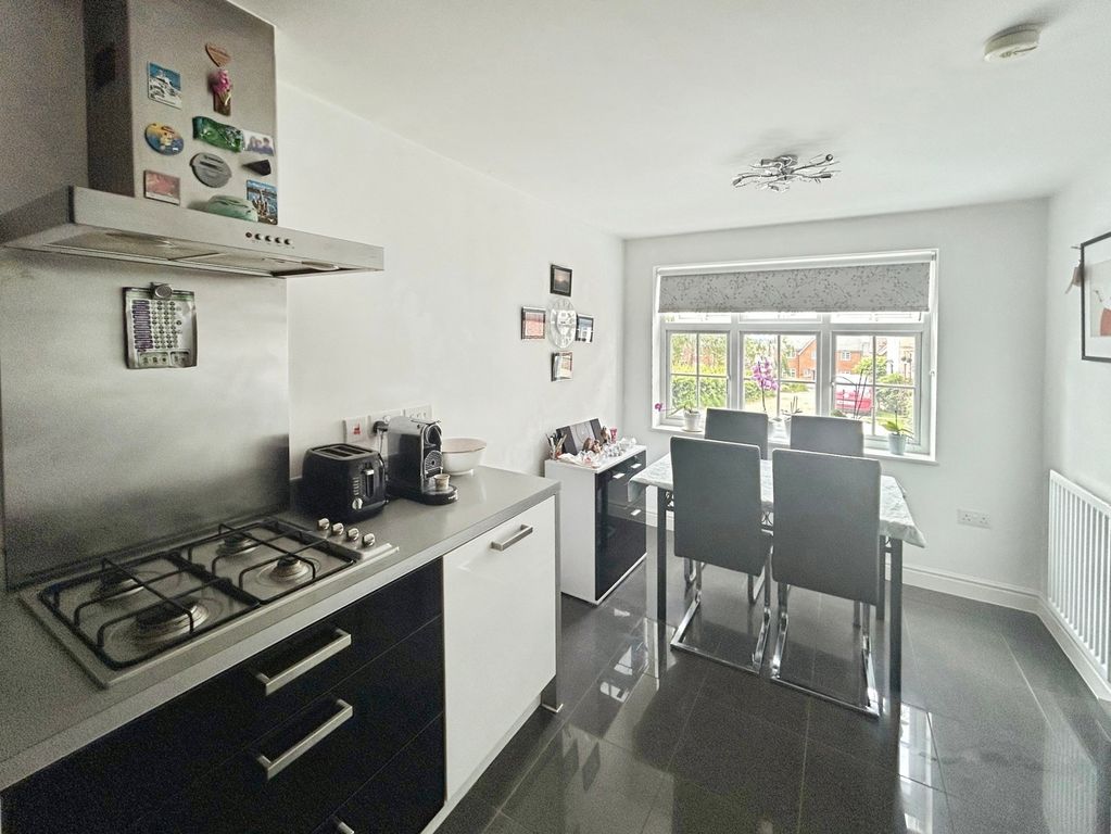 Property photo 3 of 18 Kitchen