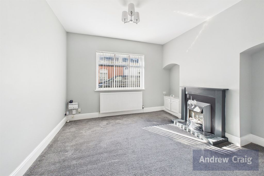 Property photo 2 of 13 Lounge