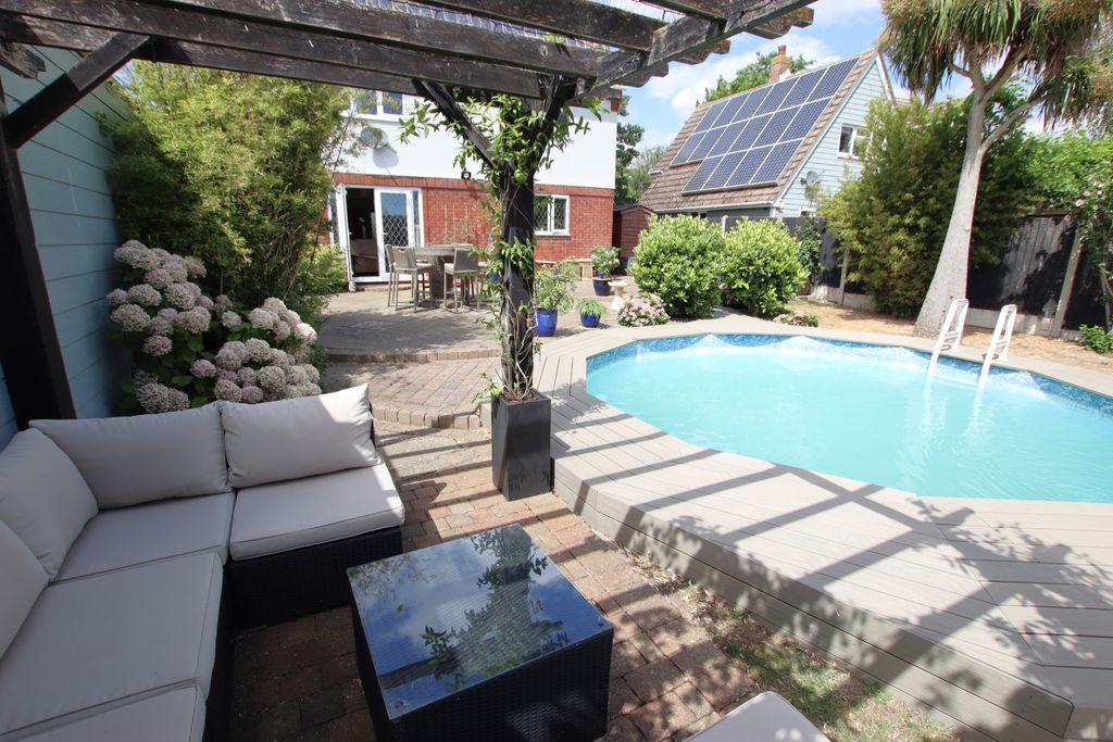 Property photo 2 of 36 Clacton Road 98 - Garden 5