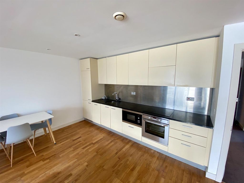 Property photo 3 of 8 Kitchen