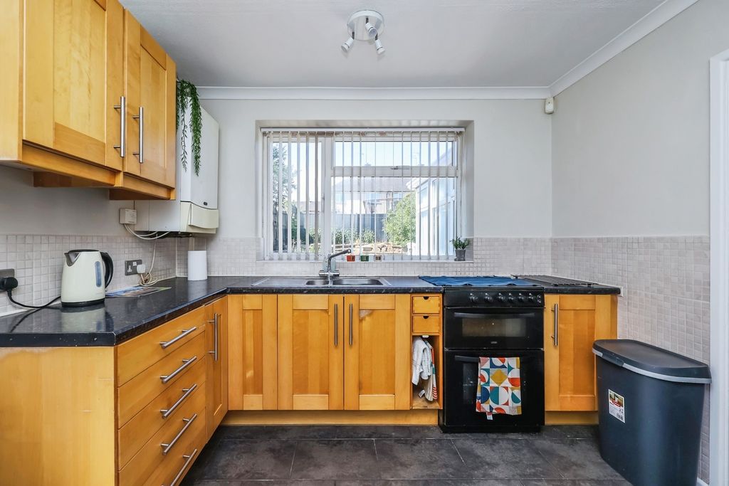 Property photo 2 of 17 Fitted Kitchen