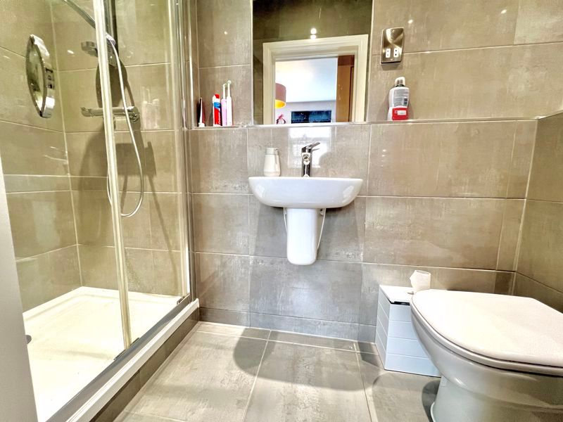 Property photo 2 of 11 En Suite