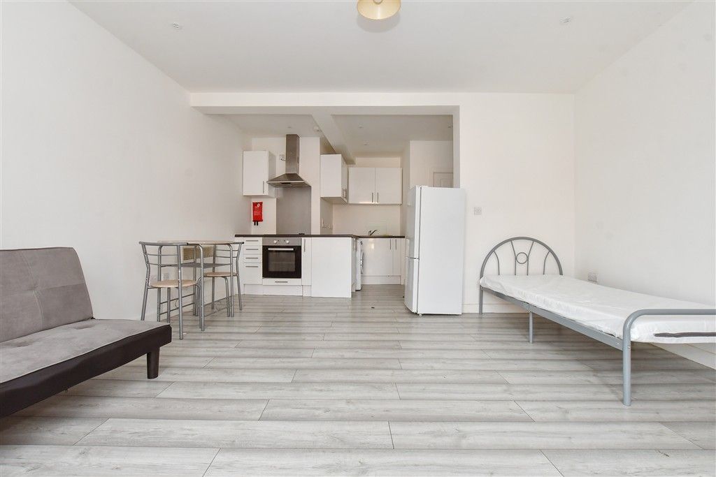 Property photo 2 of 20 Lounge/ Bedroom