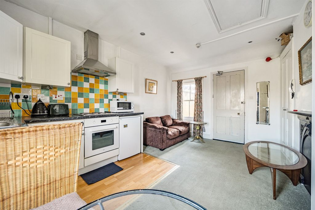 Property photo 3 of 9 Kitchen