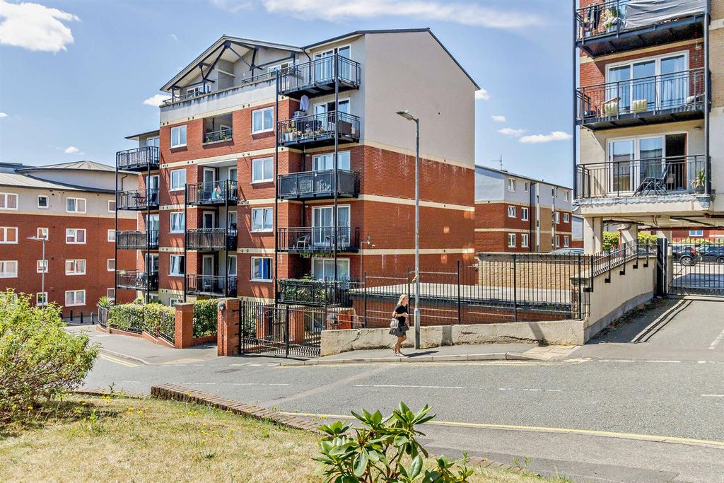 Property photo 1 of 12 8514266-Exterior01-800.Jpg