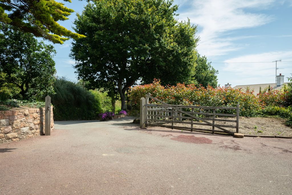 Property photo 3 of 20