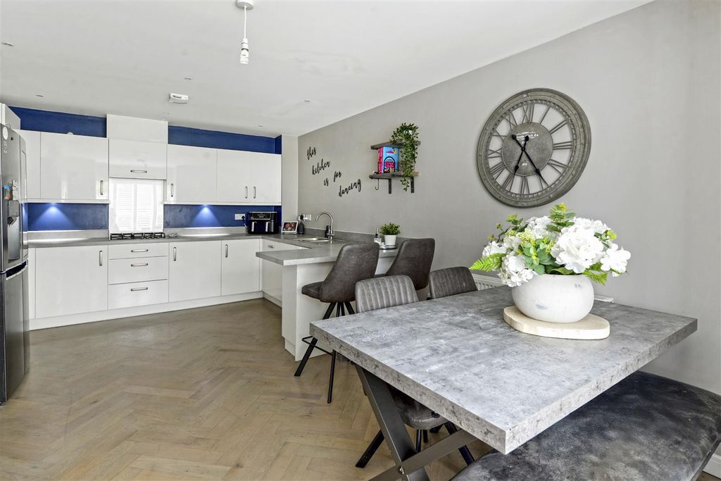 Property photo 3 of 12 Kitchen/Diner
