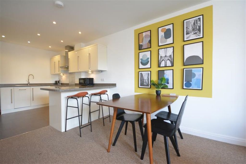 Property photo 3 of 8 Lounge