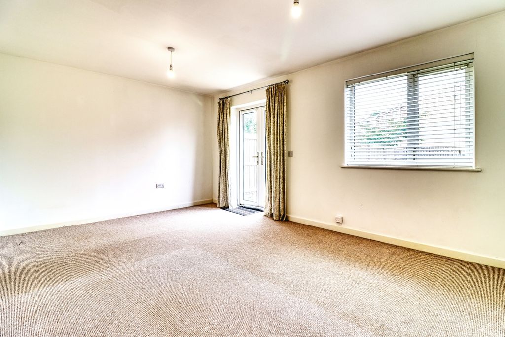 Property photo 2 of 17 Lounge