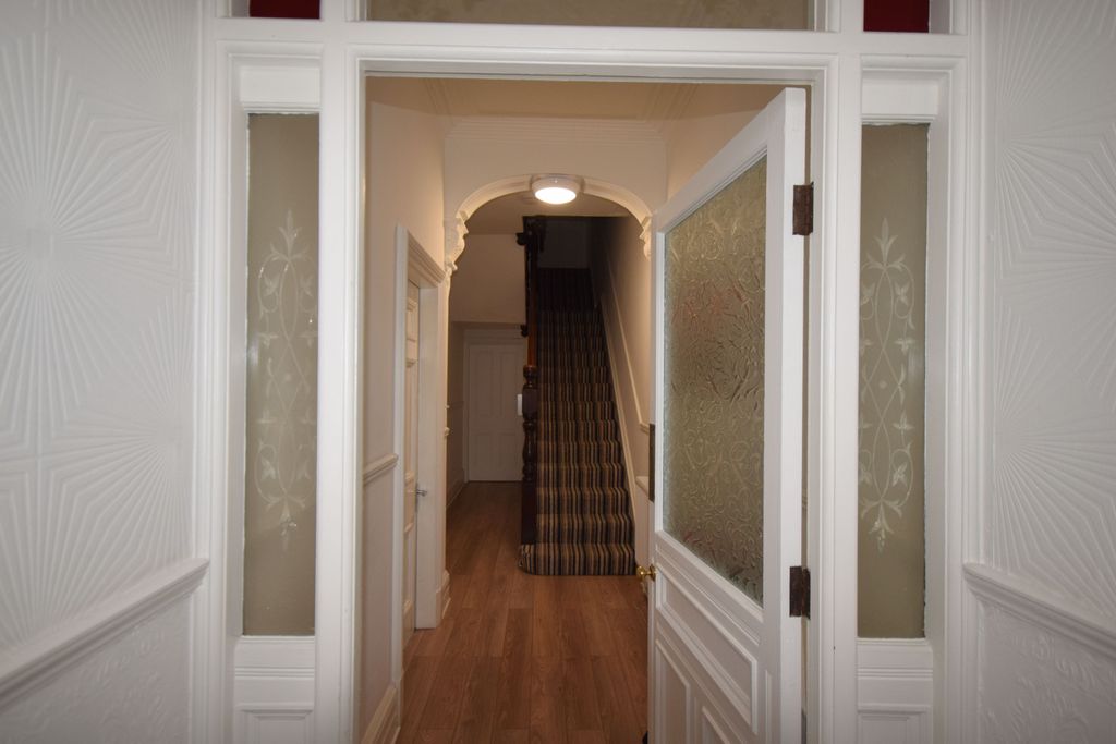 Property photo 2 of 9 Communal Entrance