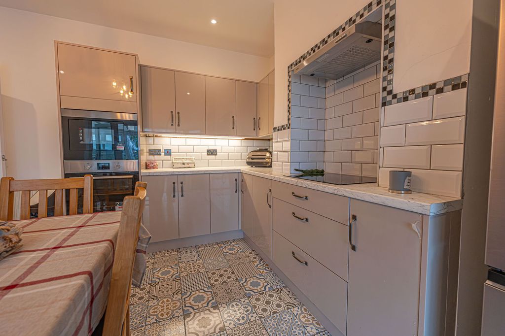 Property photo 3 of 41